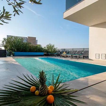 Villa Ajlin Mit Privatem Beheizbarem Pool