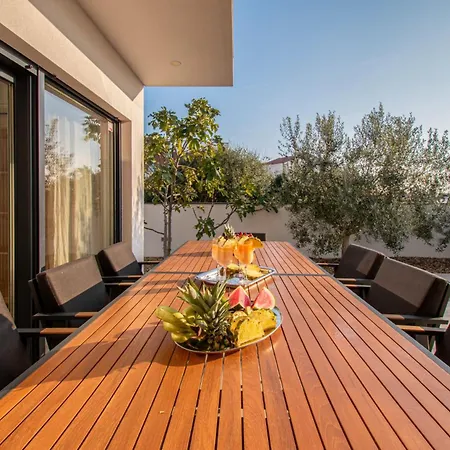 Ajlin Mit Privatem Beheizbarem Pool Villa