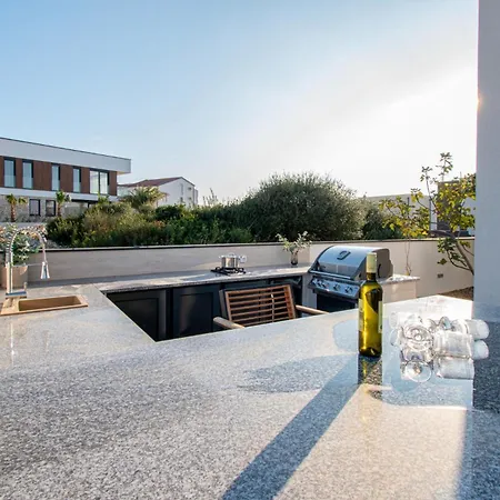 Villa Ajlin Mit Privatem Beheizbarem Pool