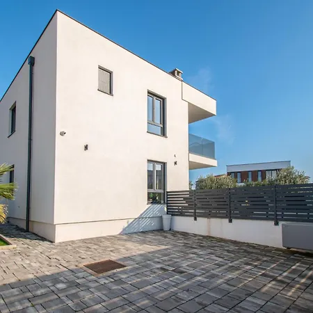 Ajlin Mit Privatem Beheizbarem Pool * Medulin