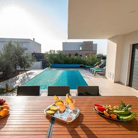 Ajlin Mit Privatem Beheizbarem Pool - By Istrabook