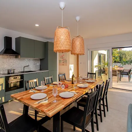 Ajlin Mit Privatem Beheizbarem Pool Willa