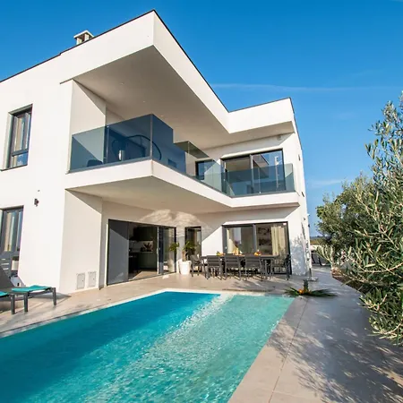 Ajlin Mit Privatem Beheizbarem Pool - By Istrabook Villa