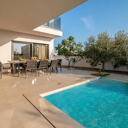 Villa Ajlin Mit Privatem Beheizbarem Pool