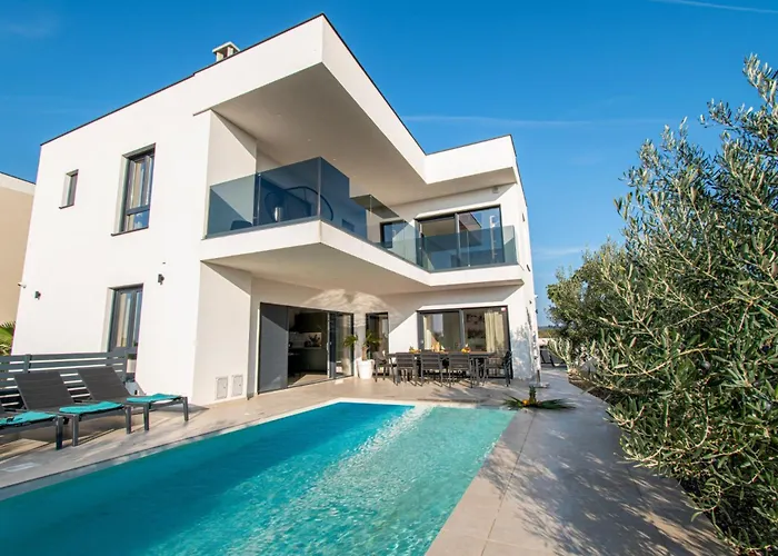 Ajlin Mit Privatem Beheizbarem Pool Villa