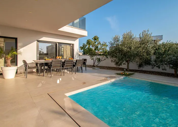 Villa Ajlin Mit Privatem Beheizbarem Pool