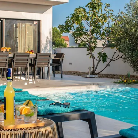 Villa Ajlin Mit Privatem Beheizbarem Pool