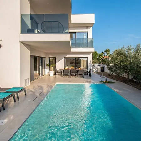 Ajlin Mit Privatem Beheizbarem Pool - By Istrabook
