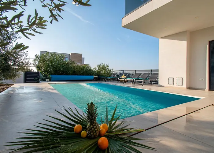 Vila Ajlin Mit Privatem Beheizbarem Pool