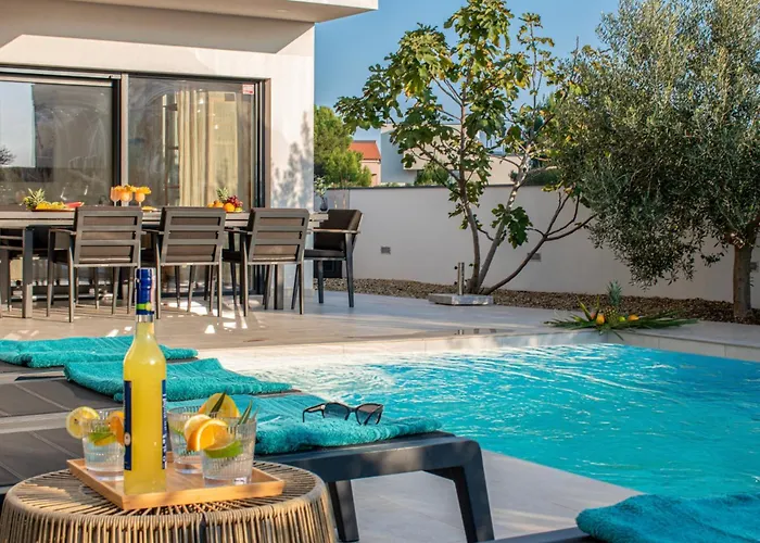 Vila Ajlin Mit Privatem Beheizbarem Pool